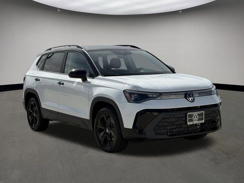 New 2026 Volkswagen Taos SE FWD image 1