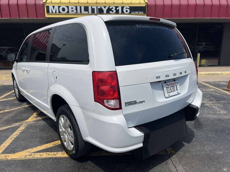 Used 2018 Dodge Grand Caravan SE FWD image 12