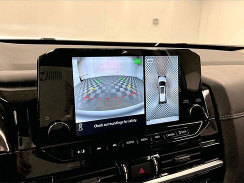 Used 2025 Nissan Pathfinder Platinum image 27