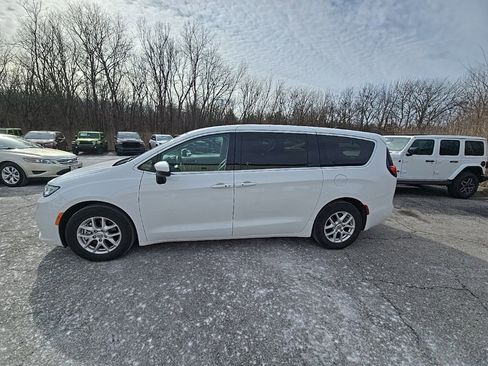 Used 2023 Chrysler Pacifica Touring-L image 3