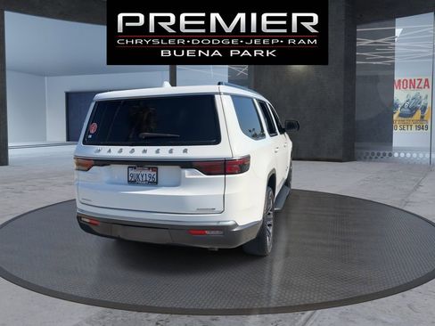 Used 2022 Jeep Wagoneer Series III AWD/4WD image 7
