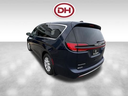 Used 2025 Chrysler Pacifica Select FWD image 8