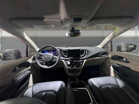 Used 2024 Chrysler Pacifica Touring-L FWD image 24