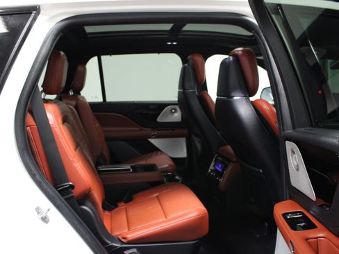 Used 2025 Lincoln Aviator Reserve w/ Luxury Package image 16