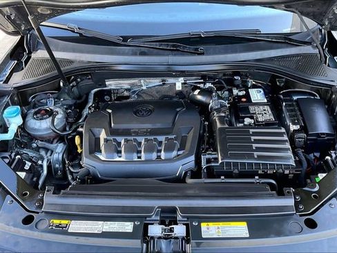 Used 2022 Volkswagen Tiguan SE w/ Panoramic Sunroof Package image 9