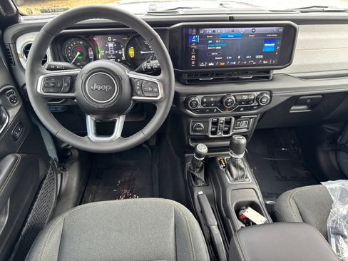 Used 2025 Jeep Wrangler Sahara image 22