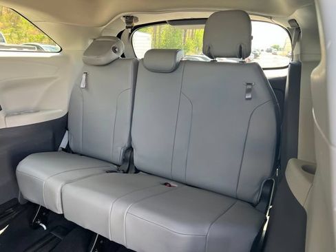 Used 2021 Toyota Sienna XLE FWD image 28