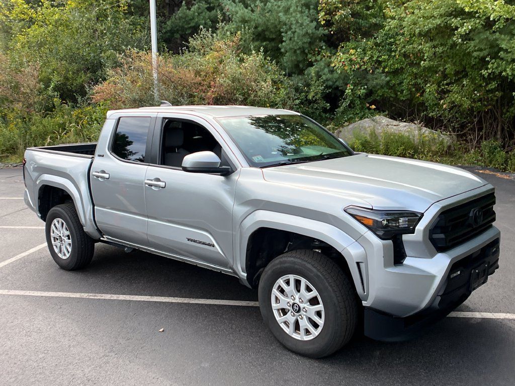 Certified 2024 Toyota Tacoma SR5 AWD/4WD image 35