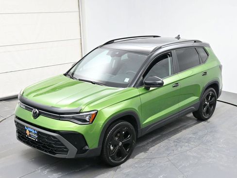 Certified 2025 Volkswagen Taos SE image 36