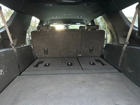 Used 2025 Chevrolet Suburban Z71 image 18