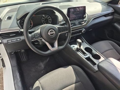 Used 2025 Nissan Altima 2.5 SV FWD image 15
