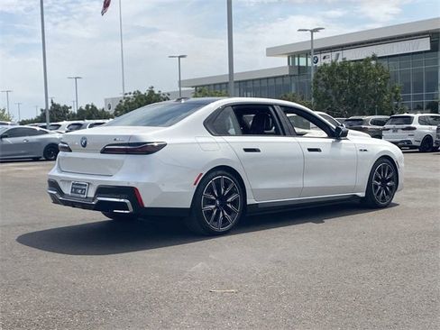 New 2025 BMW i7 M70 image 6