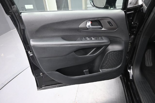 Used 2025 Chrysler Pacifica Select FWD image 12