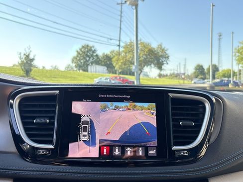 Used 2021 Chrysler Pacifica Touring-L FWD image 13