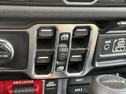 Used 2025 Jeep Gladiator Mojave w/ Safety Group AWD/4WD image 21