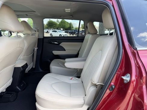 Certified 2024 Toyota Highlander XLE FWD image 28