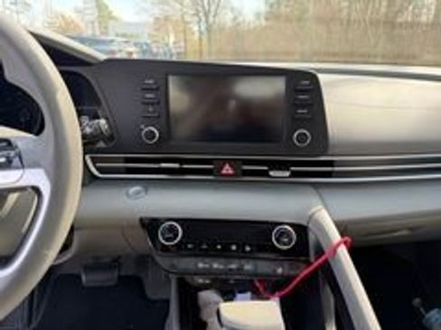 Used 2023 Hyundai Elantra SEL image 6