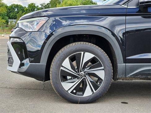New 2025 Volkswagen Taos SE image 8