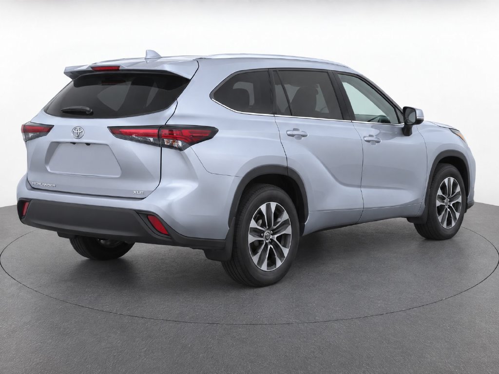 Used 2024 Toyota Highlander XLE FWD image 6