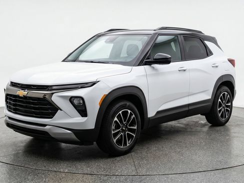 Used 2025 Chevrolet TrailBlazer LT FWD image 3