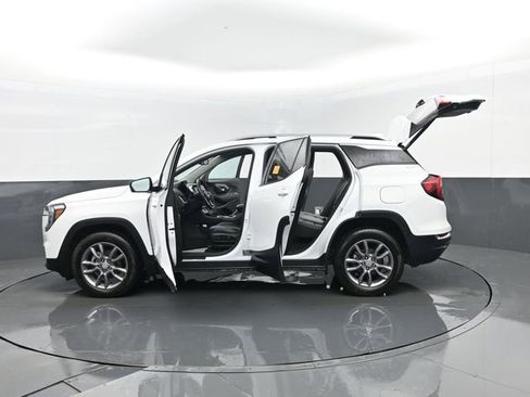 Used 2024 GMC Terrain SLT image 32