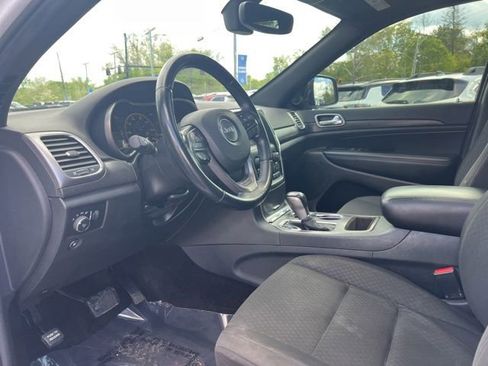 Used 2018 Jeep Grand Cherokee Laredo AWD/4WD image 2