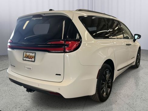 Used 2024 Chrysler Pacifica Touring-L w/ Road Tripper Package AWD/4WD image 6