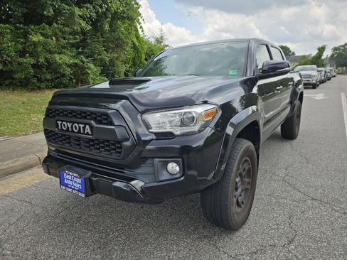 Used 2017 Toyota Tacoma TRD Sport AWD/4WD image 3