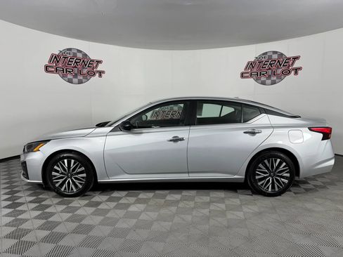 Used 2024 Nissan Altima 2.5 SV image 4