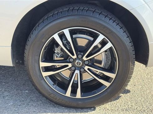 Used 2020 Volvo XC60 T6 Momentum AWD/4WD image 11