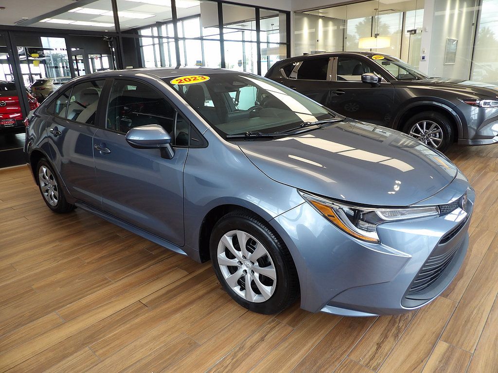 Used 2023 Toyota Corolla LE FWD image 3
