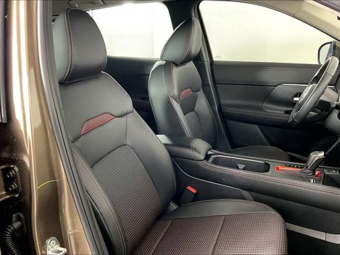 Certified 2025 Nissan Kicks SR FWD image 9
