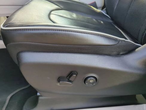 Used 2023 Chrysler Pacifica Limited FWD image 13