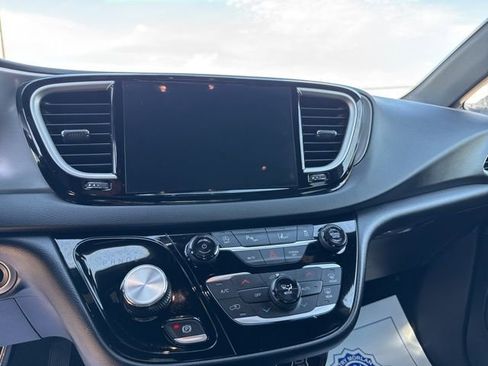 Used 2025 Chrysler Pacifica Select FWD image 15