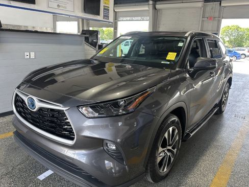Used 2023 Toyota Highlander XLE FWD image 3