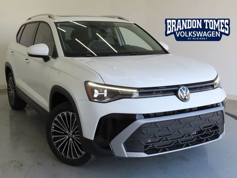 New 2025 Volkswagen Taos SE image 1