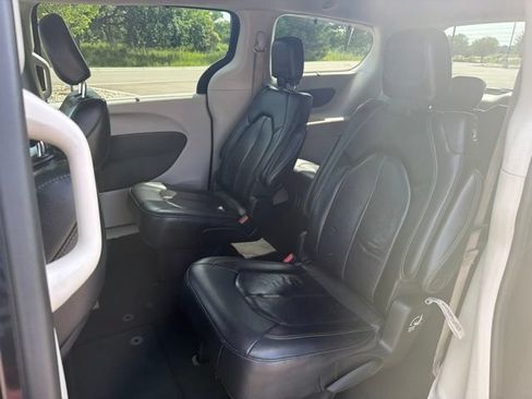 Used 2022 Chrysler Pacifica Touring-L FWD image 9