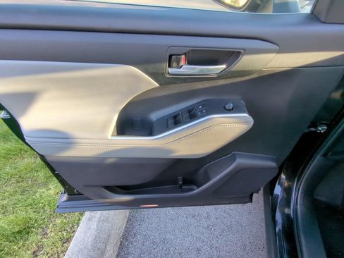 Used 2022 Toyota Highlander XLE image 8