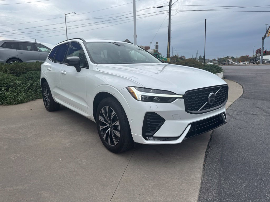 Used 2025 Volvo XC60 B5 Plus w/ Climate Package AWD/4WD image 3