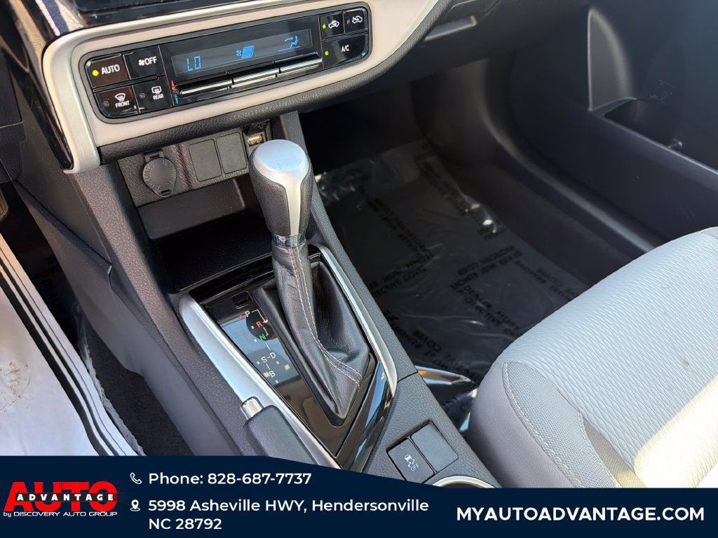 Used 2018 Toyota Corolla LE FWD image 17
