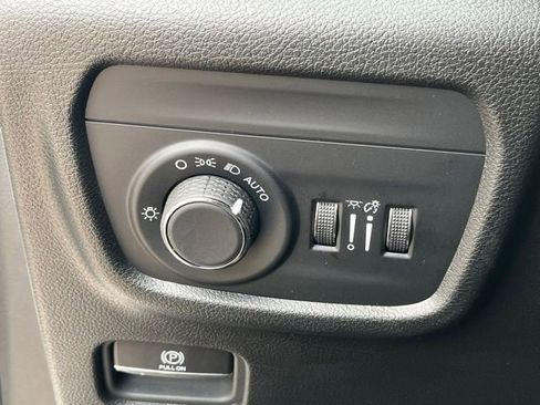 Used 2023 Jeep Grand Cherokee Altitude AWD/4WD image 19