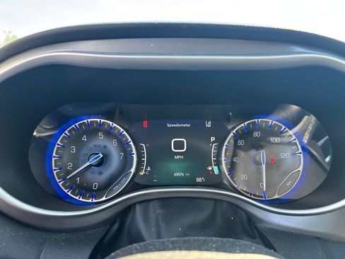 Used 2024 Chrysler Pacifica Touring-L FWD image 7