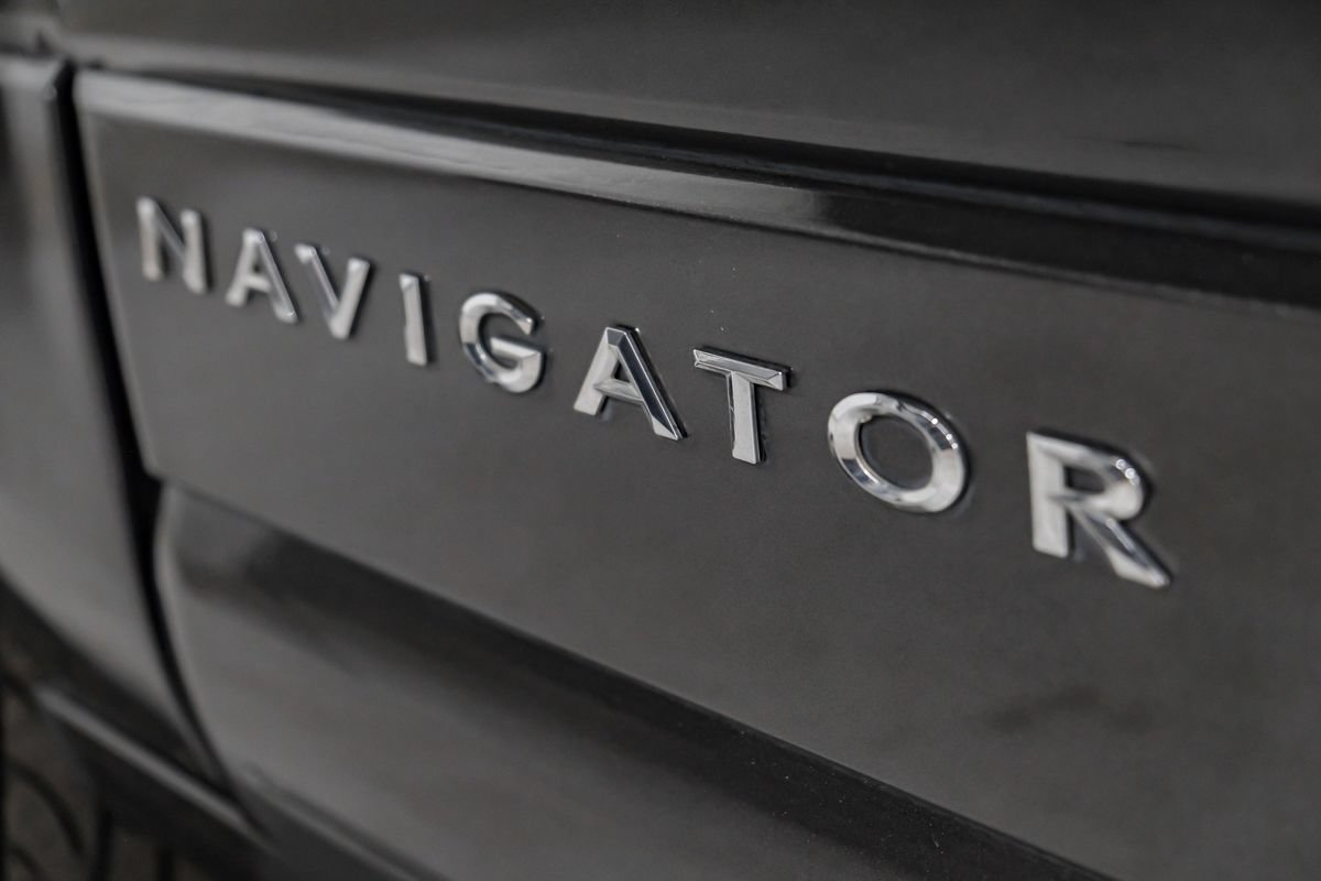 Used 2016 Lincoln Navigator Select RWD image 38