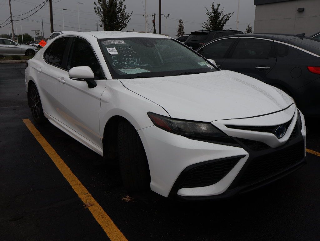 Used 2024 Toyota Camry SE FWD image 4