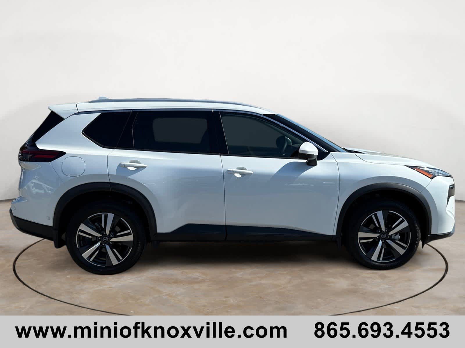 Used 2025 Nissan Rogue SL AWD/4WD image 2