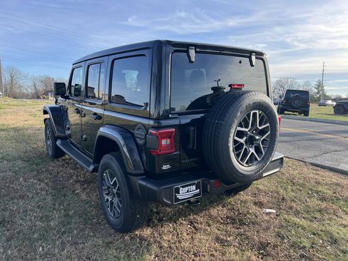 New 2026 Jeep Wrangler Sahara AWD/4WD image 7