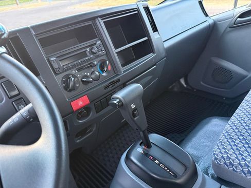 Used 2023 Isuzu NPR image 29