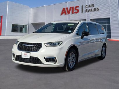 Used 2025 Chrysler Pacifica Select