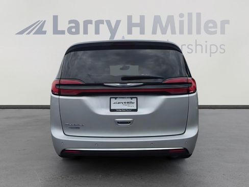 Used 2022 Chrysler Pacifica Touring-L FWD image 5