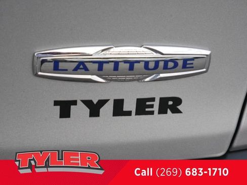 Used 2016 Jeep Cherokee Latitude FWD image 13